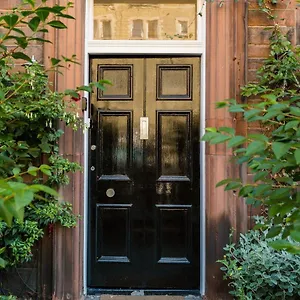 Appartement Beautiful, Traditional 2 Bedroom Main Door Flat, EDI