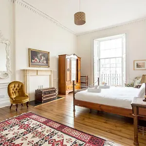 Apartment Stylish New Town Property: With Secure Off Street Parking, Edinburgh